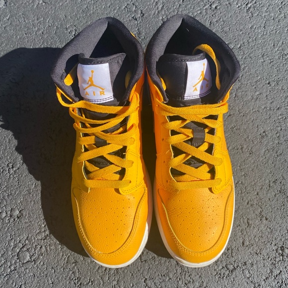 Air Jordan 1 Mid (University Gold) Mens size 7 / Youth size 7 / Women size 8 1/2 - Picture 2 of 5